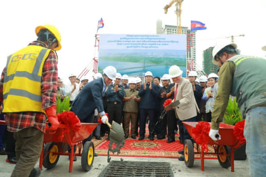 13日下午，衔接钻石岛至金银岛跨河大桥项目隆重举行合龙仪式，金边市长坤...